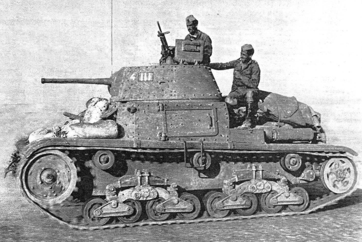 Средний танк М13/40 в североафриканской пустыне, 1942 год. Обращает на себя внимание 8-мм пулемет Breda, установленный в положение для зенитной стрельбы