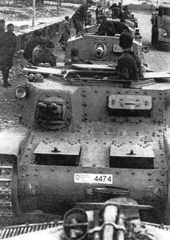Командирский танк М13/40 (Carro Comando) во главе батареи самоходных орудий Semovente da 75/18. Ливия, Триполи, январь 1942 года