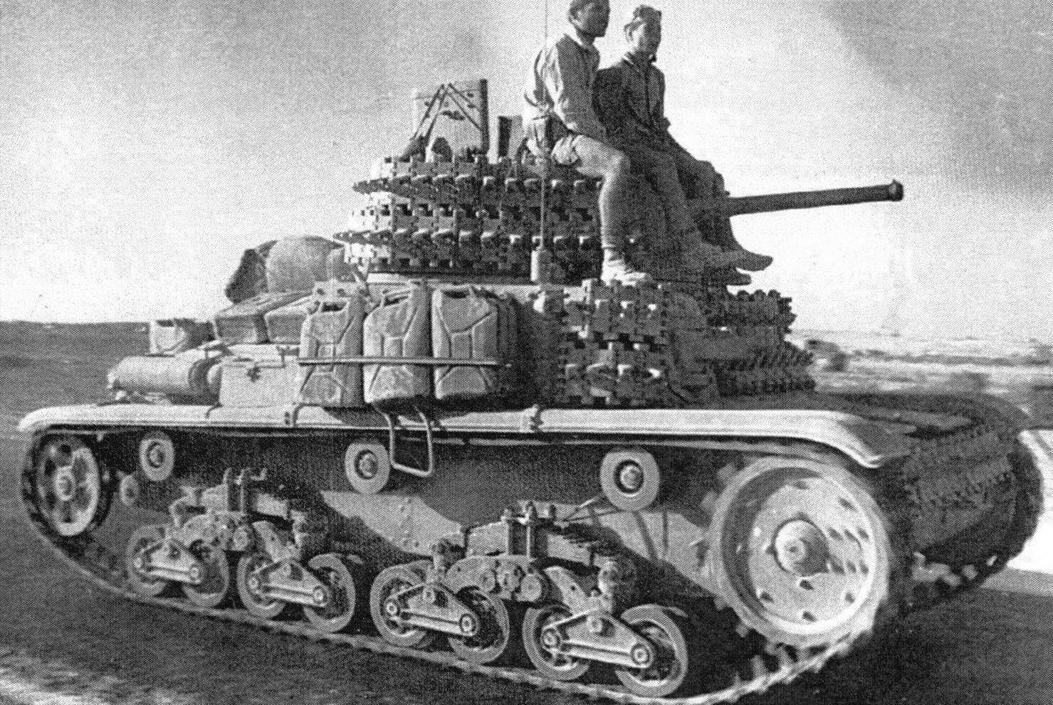 Танк М14/41 из состава танковой дивизии Centauro движется к линии фронта. Северная Африка, 1942 год. В качестве дополнительной защиты на этой машине используются гусеничные траки