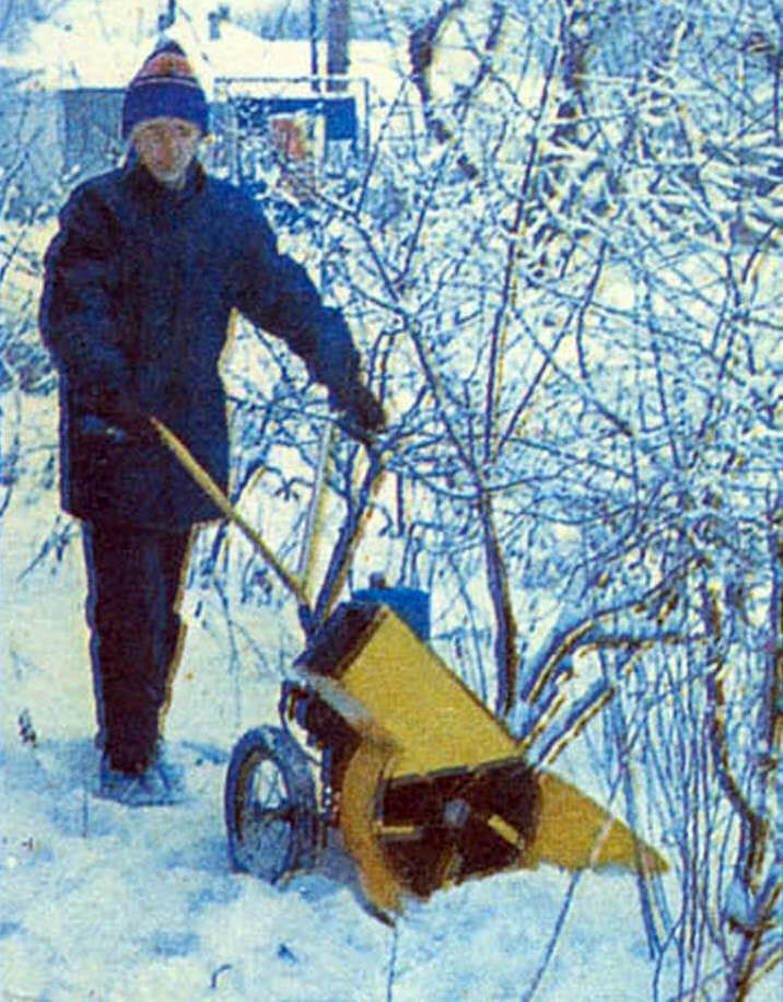 Косилка Виктора Дягилева учится убирать... снег.