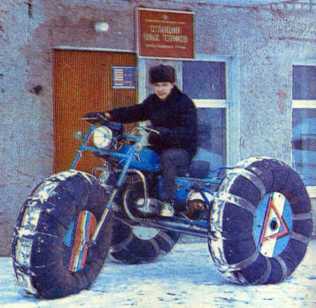 Ильгиз Сафаров проводит испытания очередного варианта снегохода-амфибии.