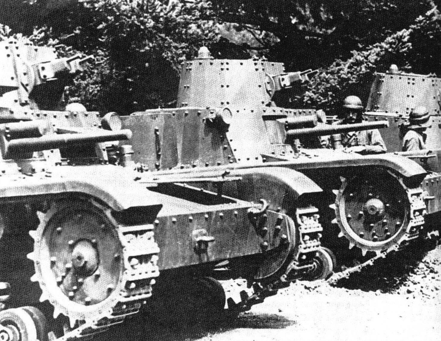 Танки М11/39 в строю. Хорошо видно вооружение боевых машин: 37-мм пушка в корпусе и два пулемета Breda в башне