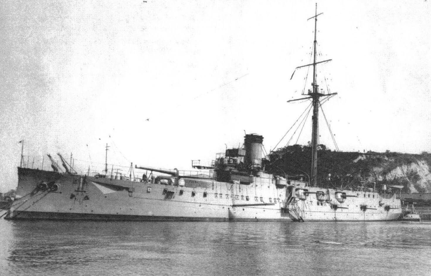 Флагманский корабль вице-адмирала Ито бронепалубный крейсер «Хасидатэ» во время взятия укреплений залива Далянь