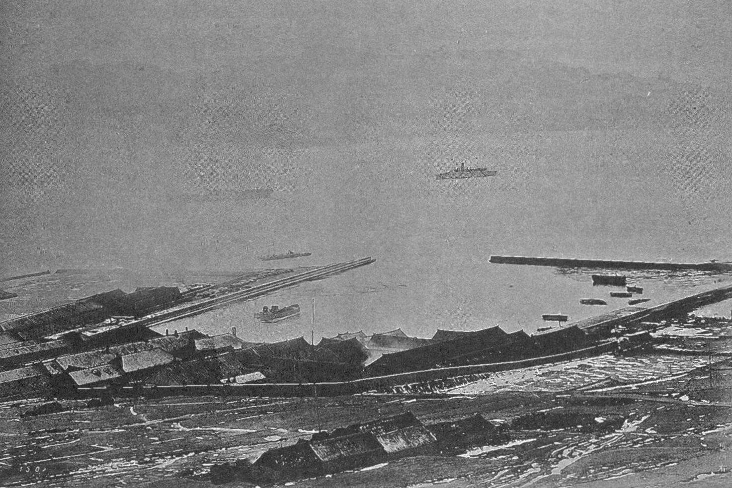 Бронепалубный крейсер «Нанива» в захваченном японцами Люйшунькоу