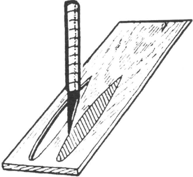 Рис. 10. Применение шаблона при вырезании бальзовых нервюр