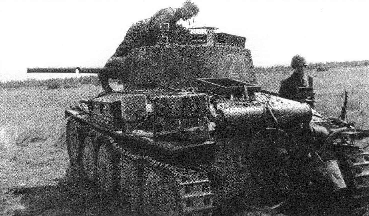 Красноармейцы осматривают подбитый танк Pz.38(t) Ausf.G из состава 20-й танковой дивизии. Обращает на себя внимание ствол пушки вражеского танка, пробитый советским снарядом!Западный фронт, июль 1941 года