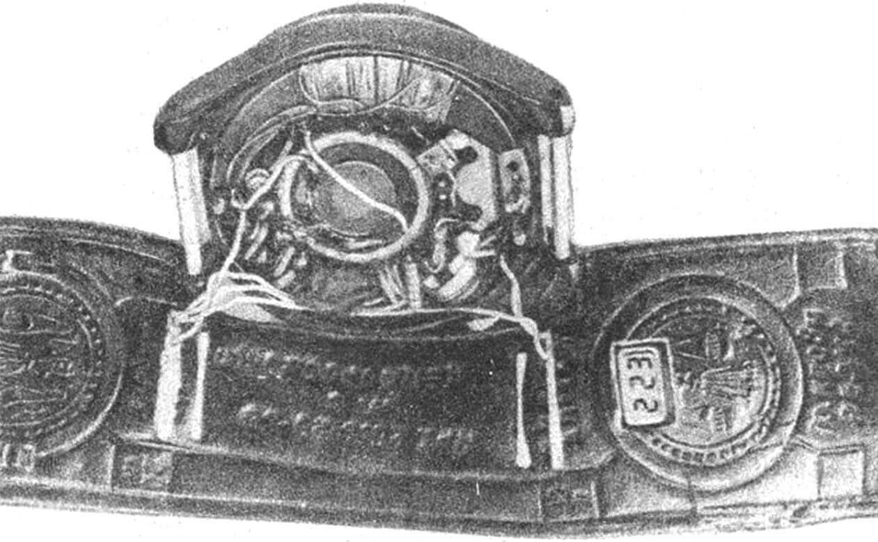 Рис. 2. Печатная плата и расположение элементов в корпусе радиоприемника.