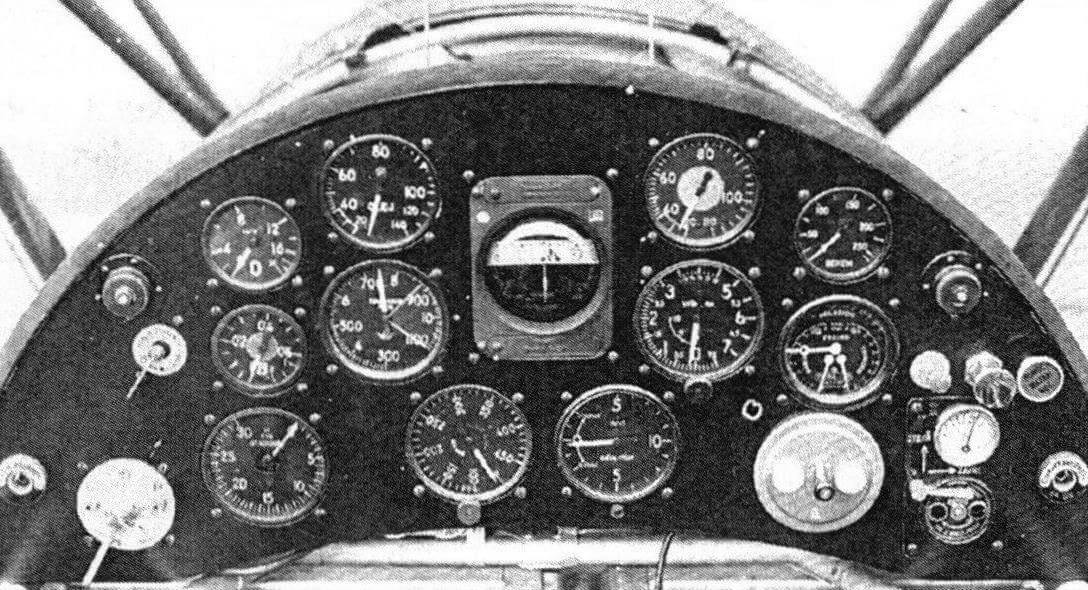 Приборная доска самолета II серии. В центре находится комбинированный прибор - указатель крена, скольжения и компас
