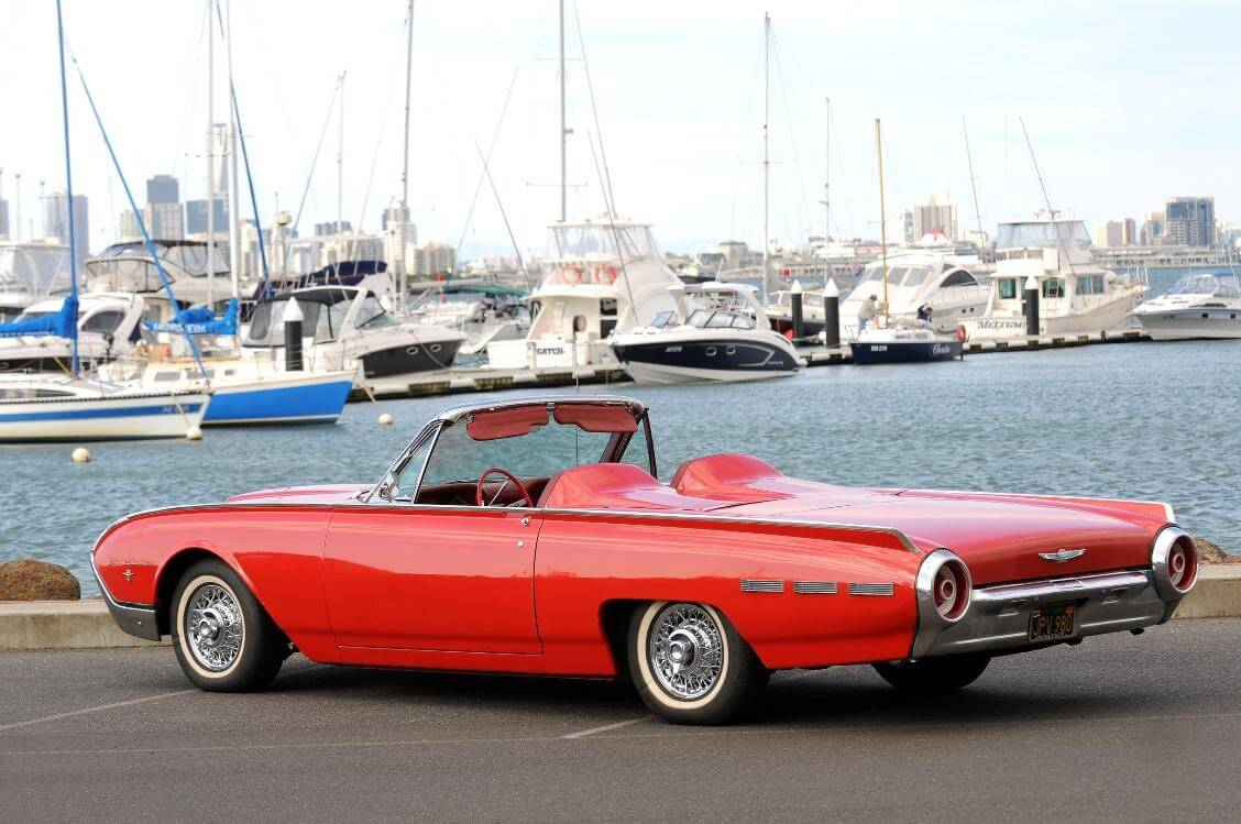 Очень редкий Thunderbird Sport Roadster 1962 года с пластиковым кожухом на заднем ряду сидений