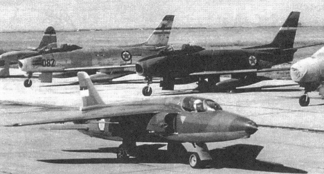 Folland Gnat F Mk.1 на испытаниях в Югославии на фоне «Сейбров»