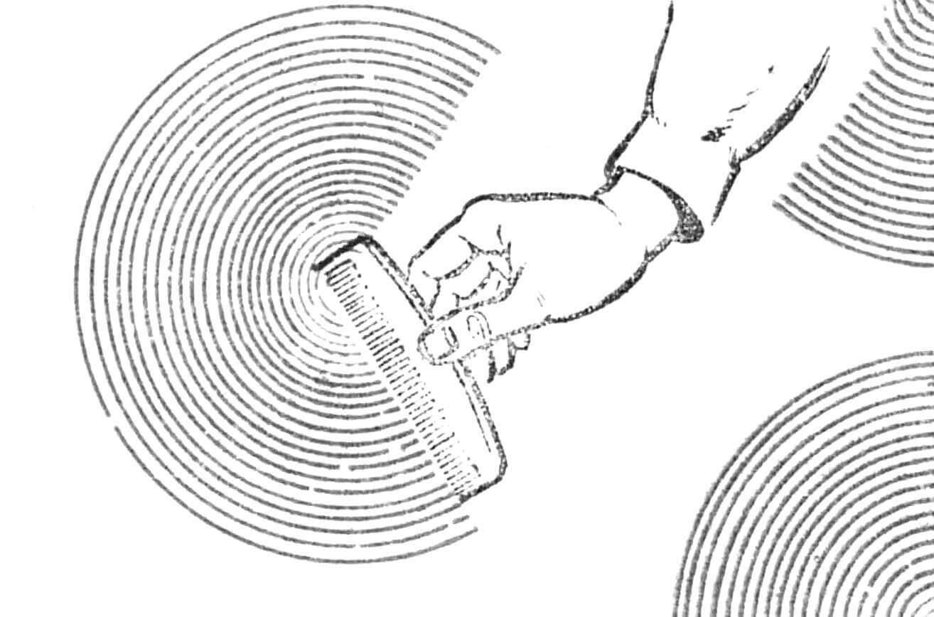 Рис. 4. Получение концентрических узоров с помощью редкозубой расчески.