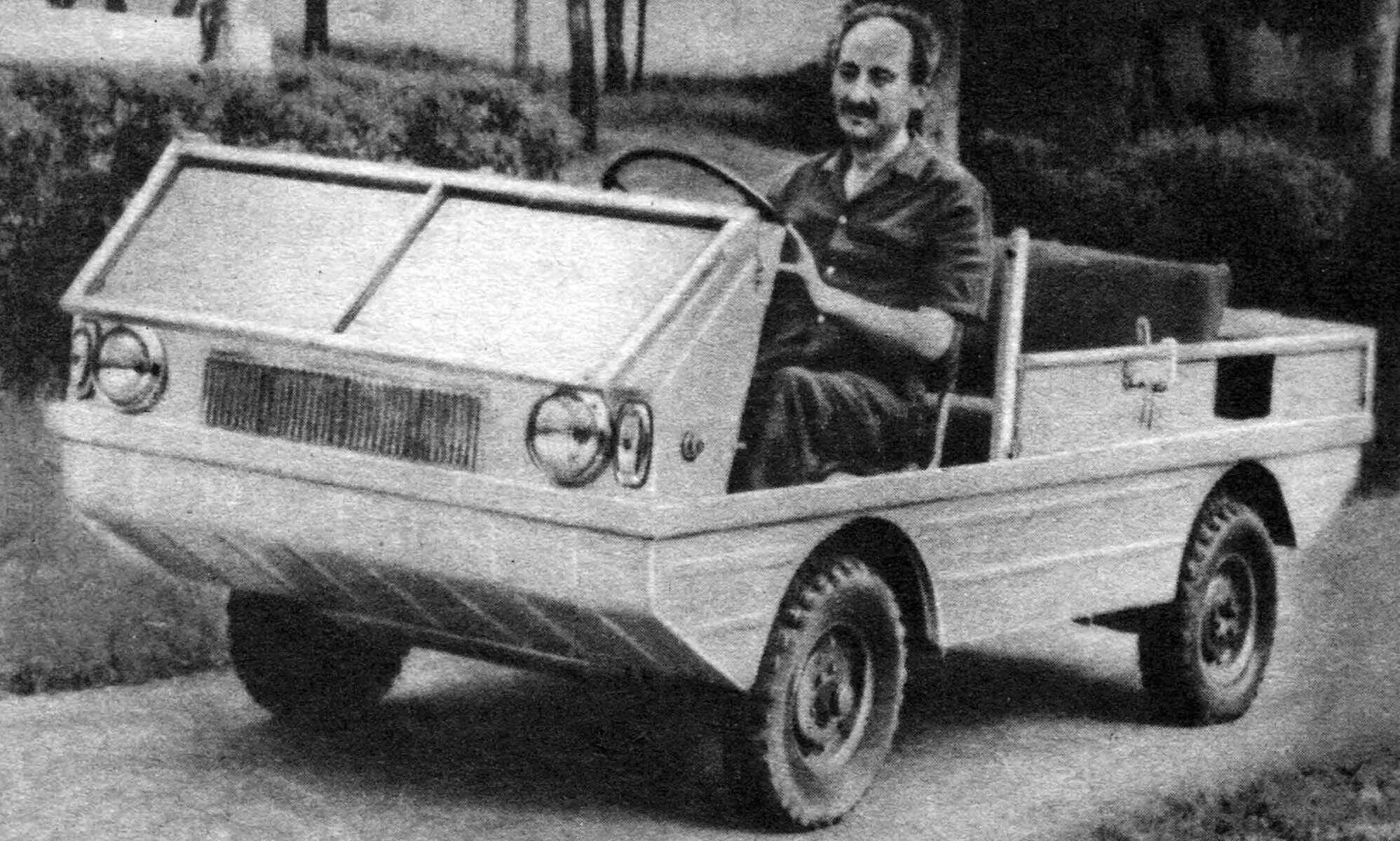Автор конструкции Э. Бдоян за рулем «Туриста».