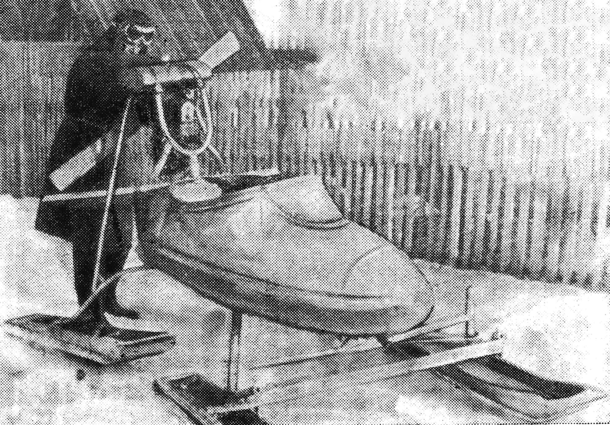 Виталий Константинович Савицкий у своих саней и на трассе «скиеринга».