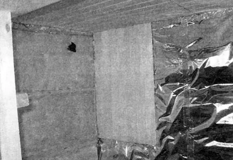 Construction detail. On the left — end wall with horizontal 30x30 mm battens and insulation in between. On the right — side wall covered with sauna foil (later covered with paneling). Top — ceiling paneling
