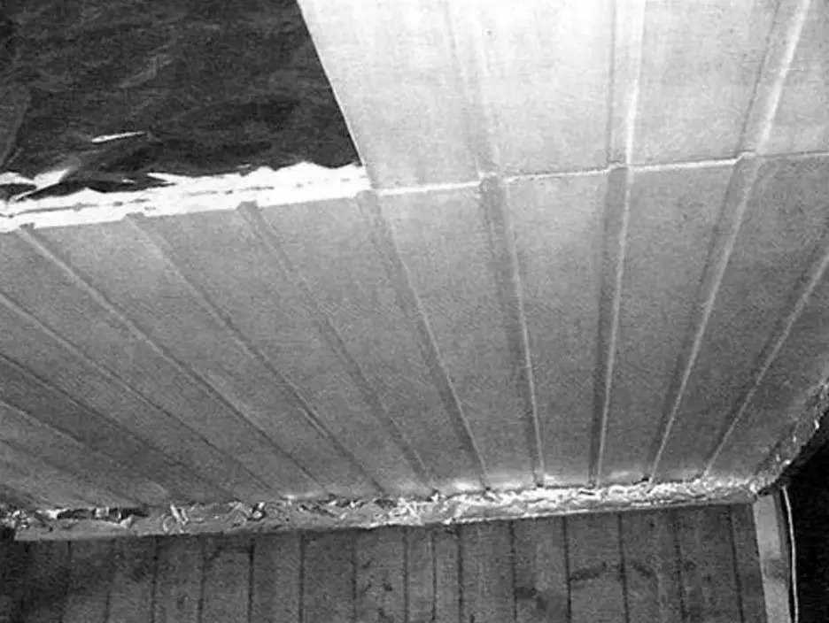 Construction detail. Two layers of insulation laid on 40x40 mm ceiling battens, covered on top with sauna foil and paneling underneath