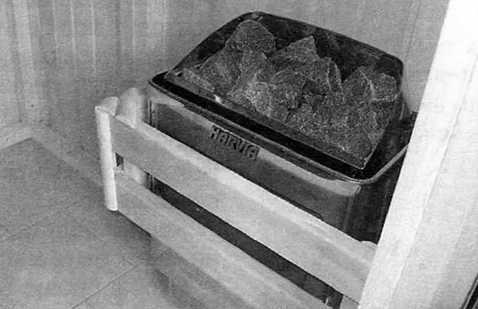 4.5 kW electric sauna heater (410x280x600 mm) with 20 kg of crushed stones on top