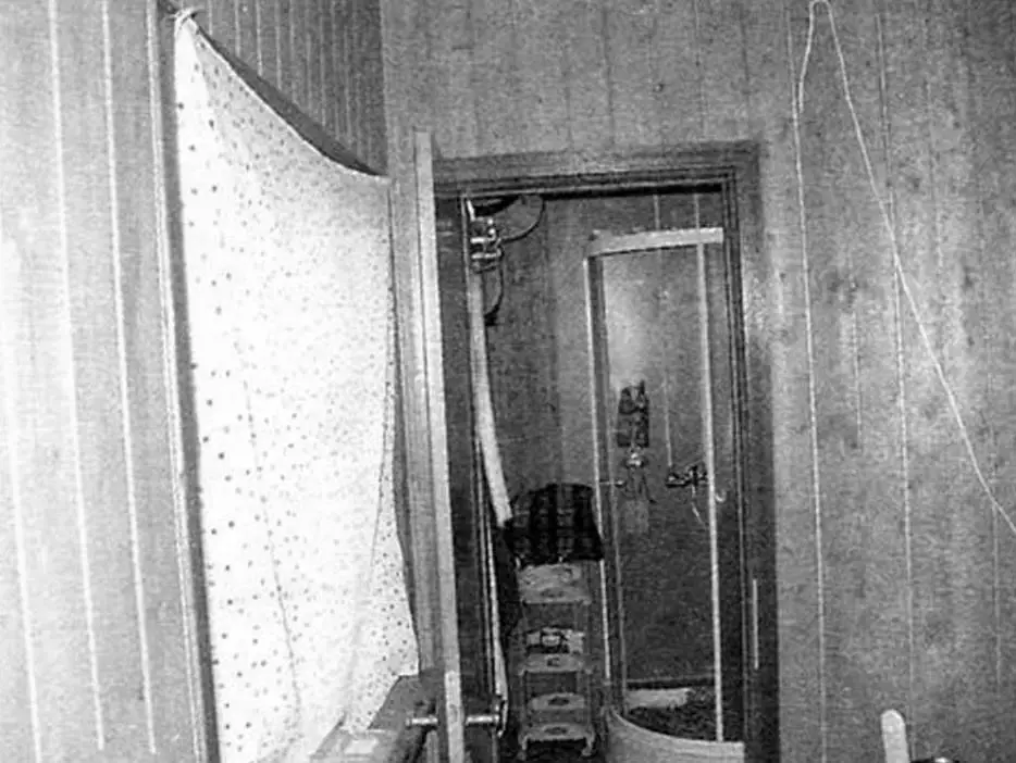 0.9x0.9 m shower cabin in the shower section