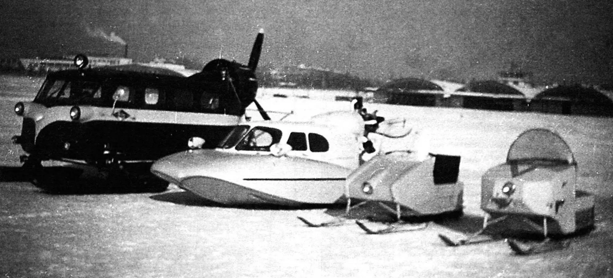 Демонстрация снегоходных машин на Тушинском аэродроме в 1964 году: аэросани КБ Камова и КБ Туполева, мотонарты НАМИ