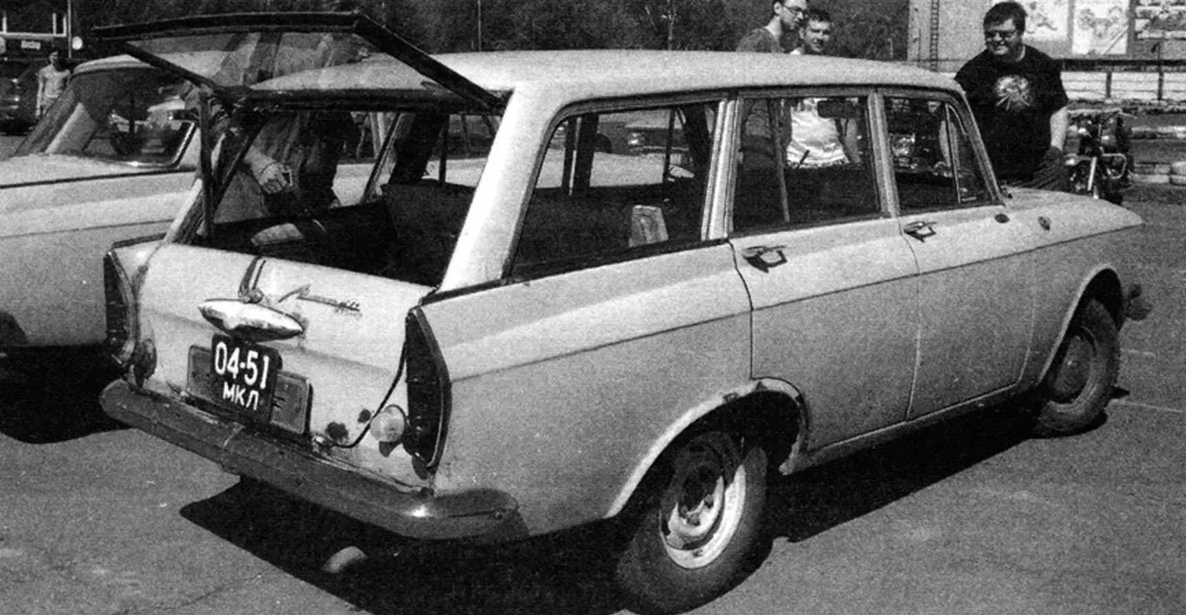На универсалах до 1972 года задняя дверь была двухстворчатой