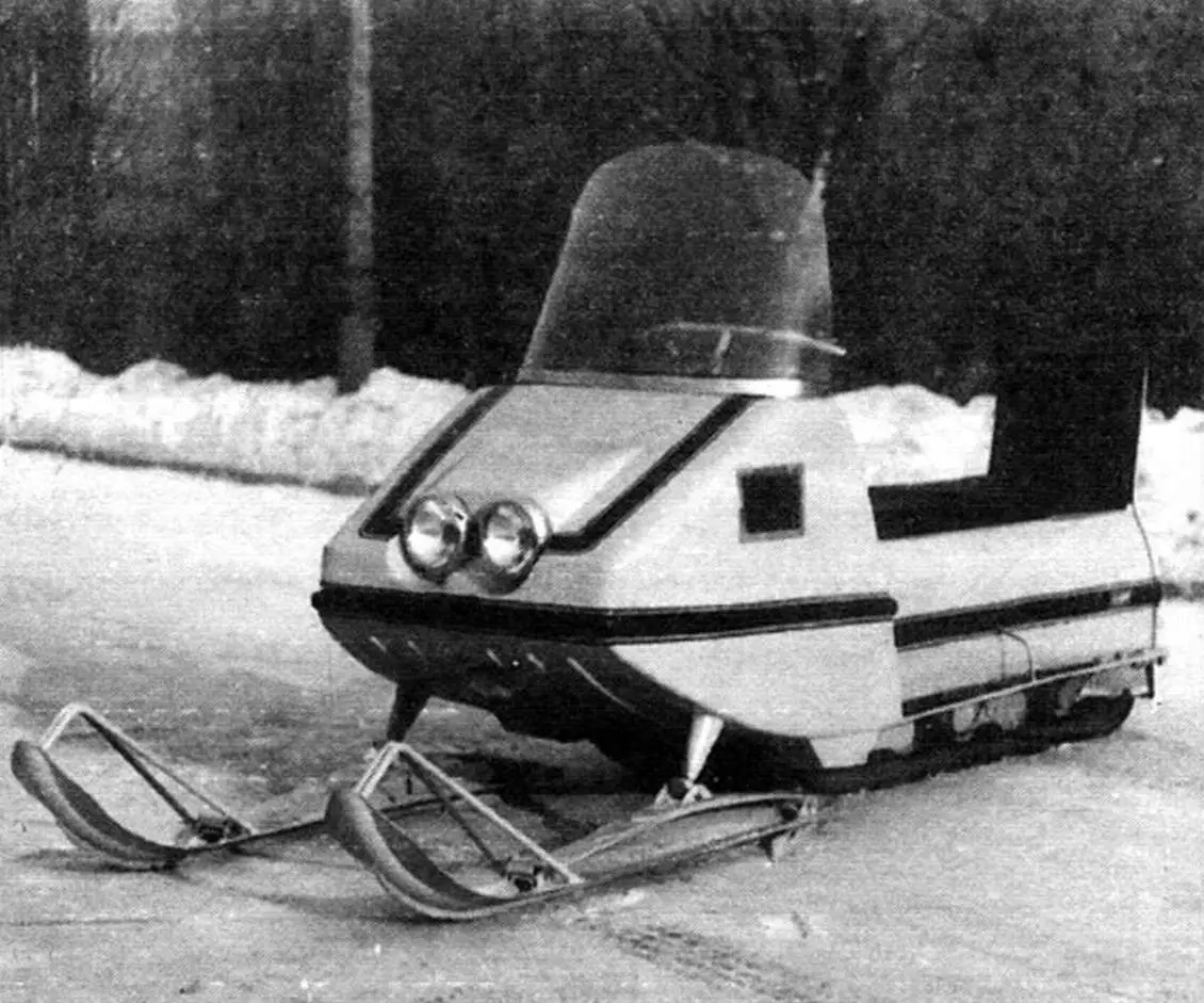 Опытные мотонарты НАМИ-0151, разработка 1969-1970 года. Двигатель ИЖ-Юпитер-2 16 л.с.; вес 278 кг; вес полезной нагрузки 200 кг; вес прицепа с грузом 200 кг; запас топлива 30 л; габариты: длина - 3225 мм, ширина - 950 мм, высота по стеклу - 1370 мм