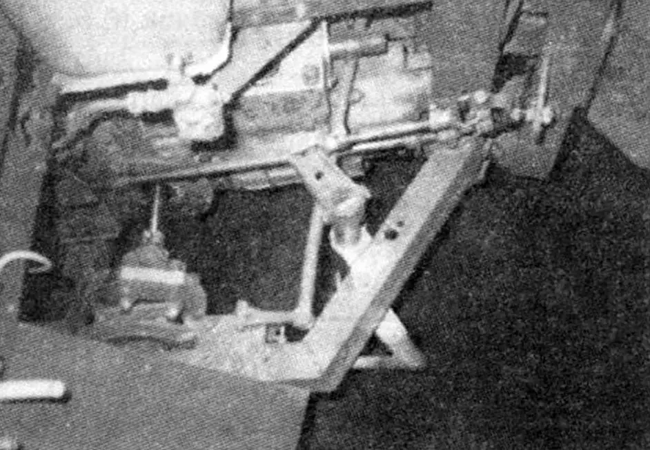 Механизм «перелома» рамы, полуось с эластичной резиновой муфтой и тормозной диск