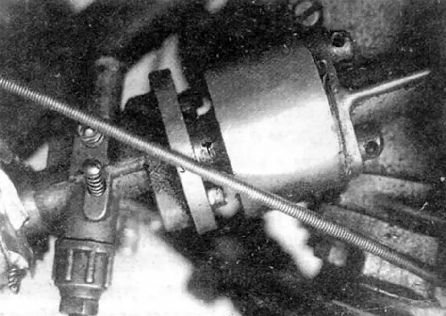 Фото 1. Дополнительный клапан между карбюратором и двигателем Д-8
