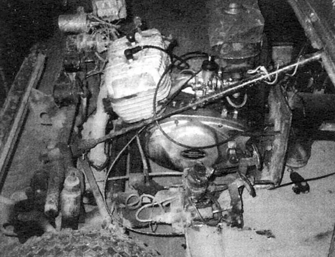 Силовой агрегат мотокара от мотоцикла «Иж-Юпитер»: передний мост, подвеска, рулевой механизм от мотоколяски, педали управления — все становится доступным при снятом капоте