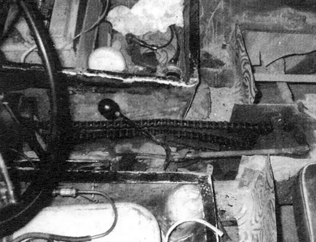 Трансмиссия мотокара: цепная передача — от сельхозтехники, главная передача — оз грузового мотороллера «Муравей»; полуоси — из карданных рулевых валов автомобилей ЗиЛ