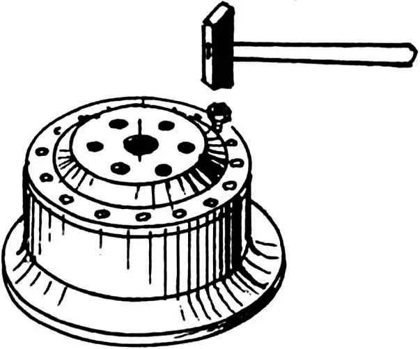 Выбивание болтов из отверстий в диске колеса