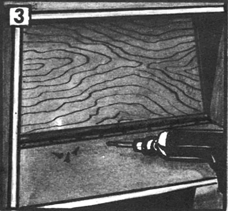 3. Установка рояльной петли.