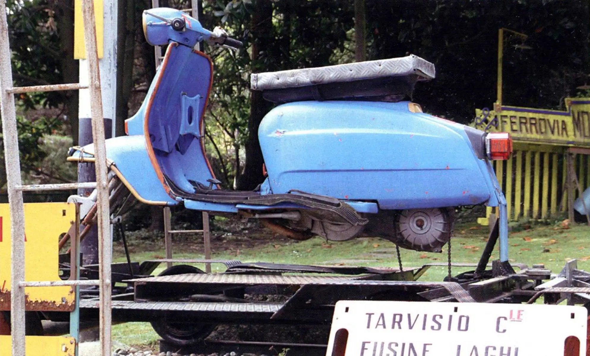 Мотороллер Vespa на... железнодорожном ходу!