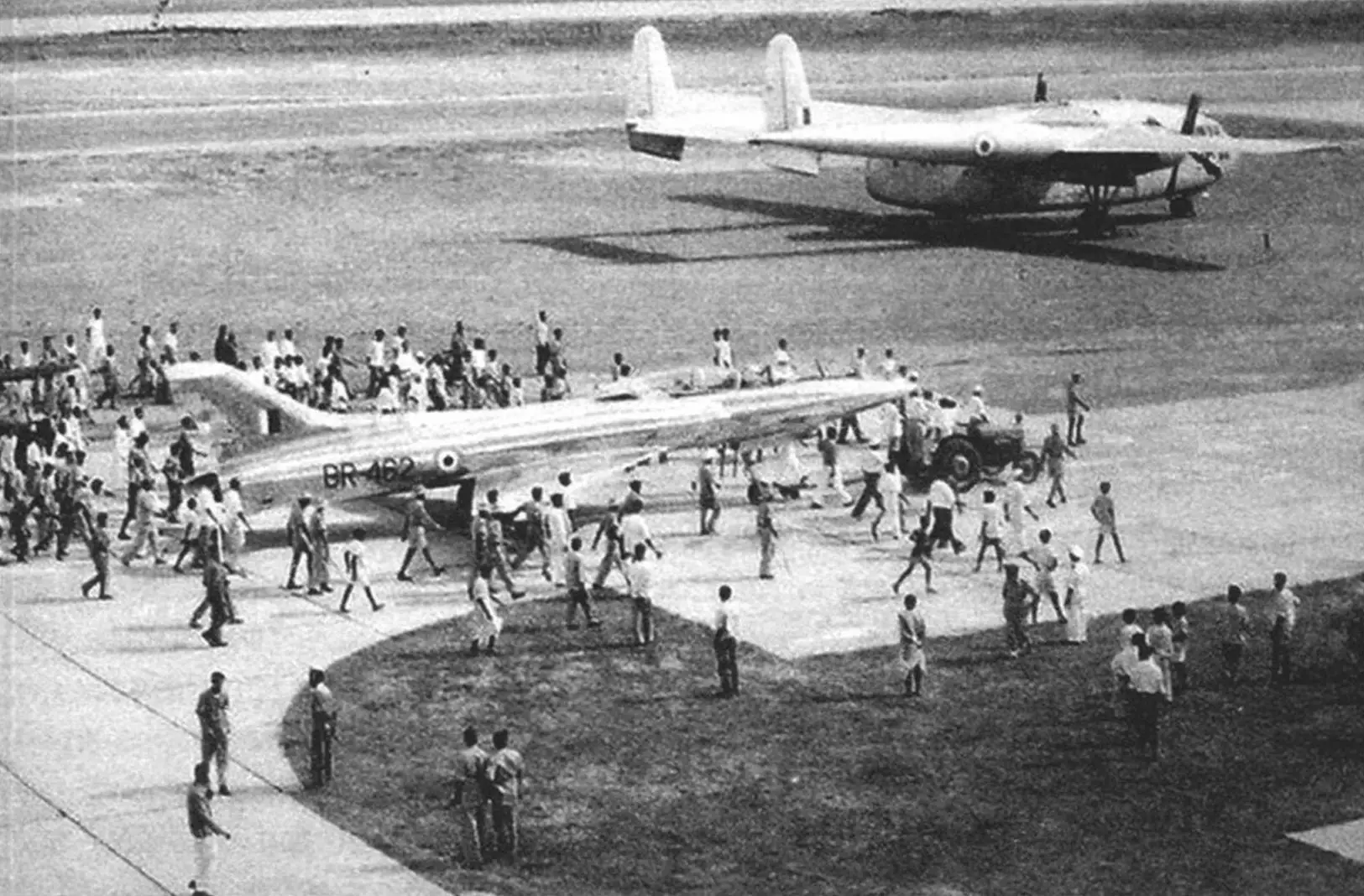 Встреча из первого полета второго опытного образца HF-24