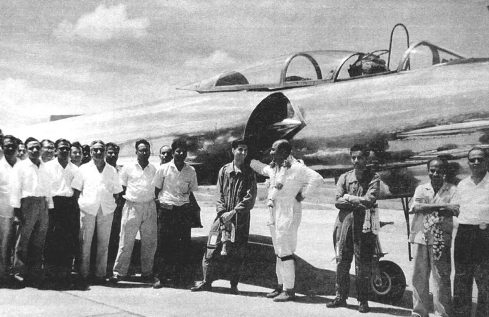 После первого полета в Египте летающей лаборатории HF-24 с опытным форсажным двигателем Бранднера Е-300. В центре принимает поздравления индийский летчик-испытатель Капил Бхаргава.Справа и слева от него - группы египетских и индийских товарищей