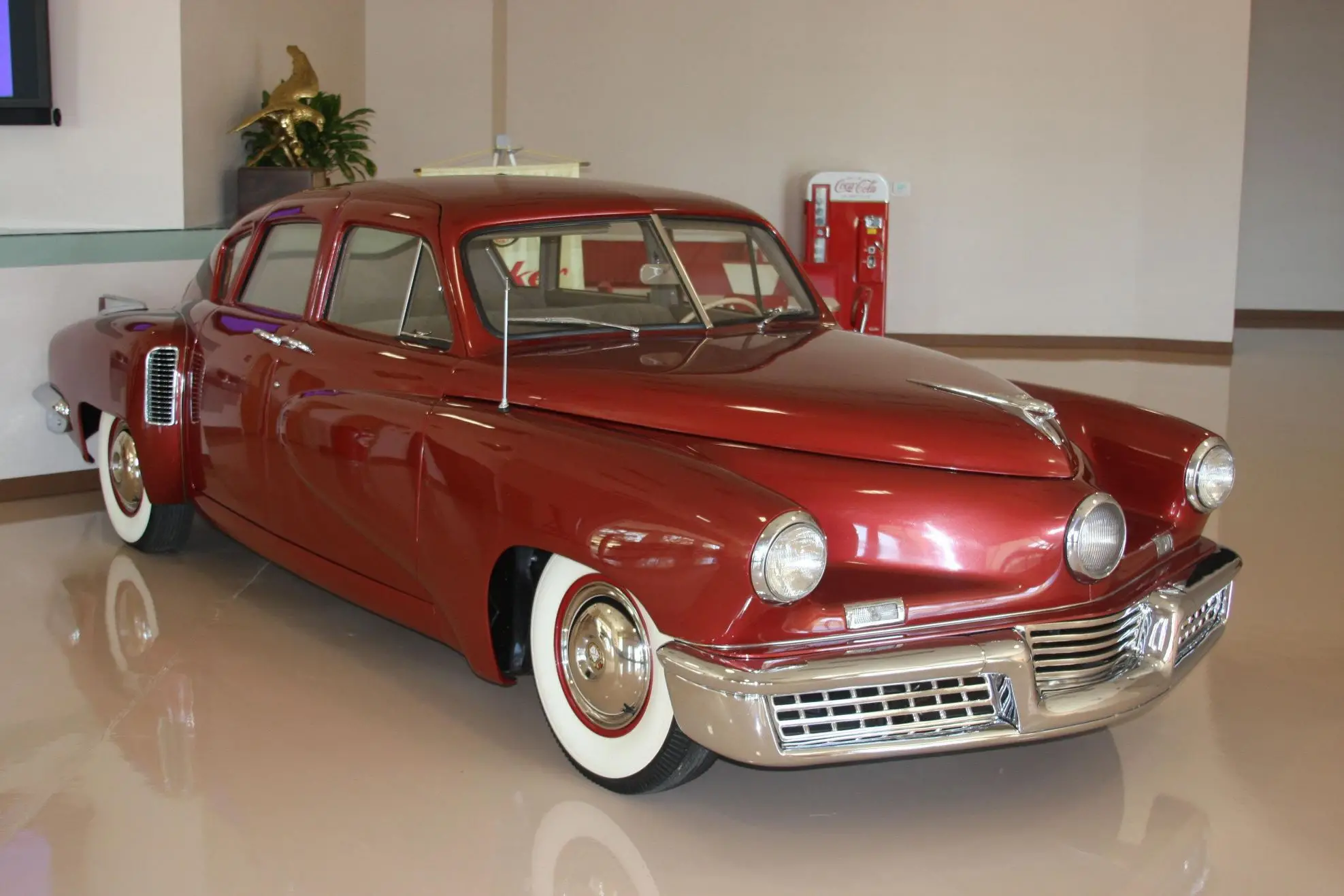 У Tucker 48 было шесть заводских вариантов окраски кузова и три версии оформления салона. Коэффициент аэродинамического сопротивления кузова - Сх=0,30. Максимальная скорость - 193 км/ч