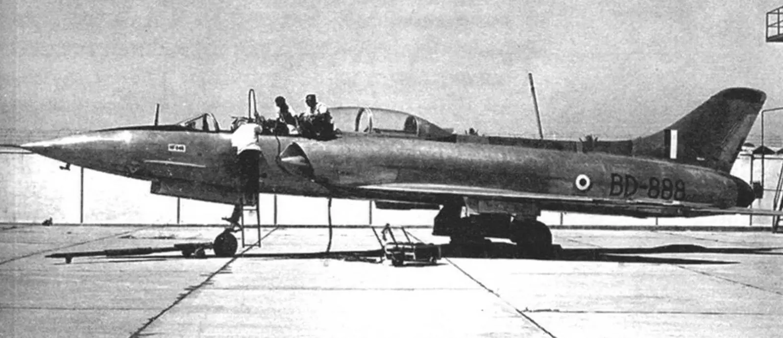 Двухместный учебно-боевой вариант HF-24 Mk.IT поднялся в воздух на девять лет позже, чем одноместный