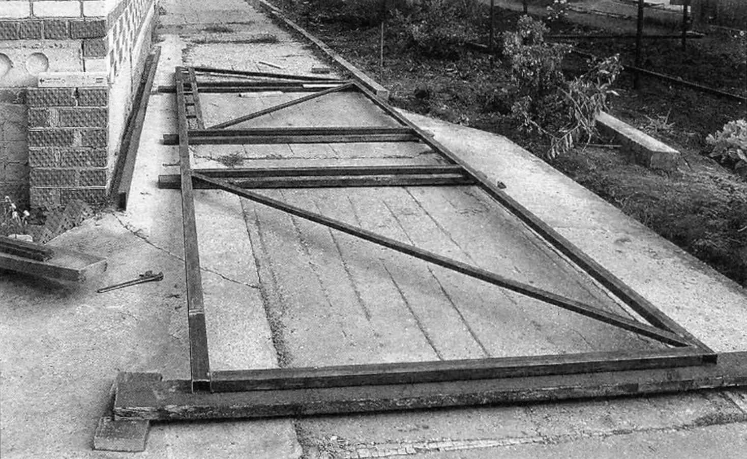 Mounting gate frame parts on jig