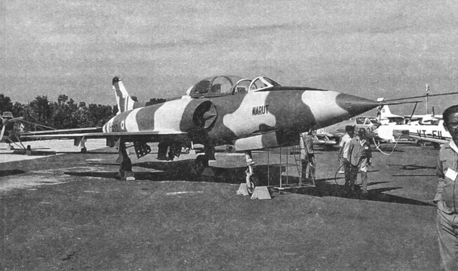 После войны, оставшиеся на вооружении индийских ВВС «Маруты» получили «пустынный» камуфляж.Этот самолет в настоящее время находится в коллекции музея HAL в Бангалоре