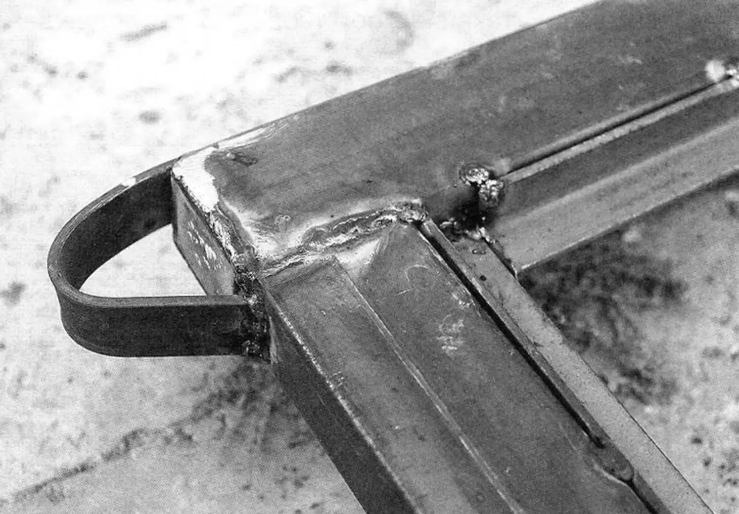 Gate closing travel limiter