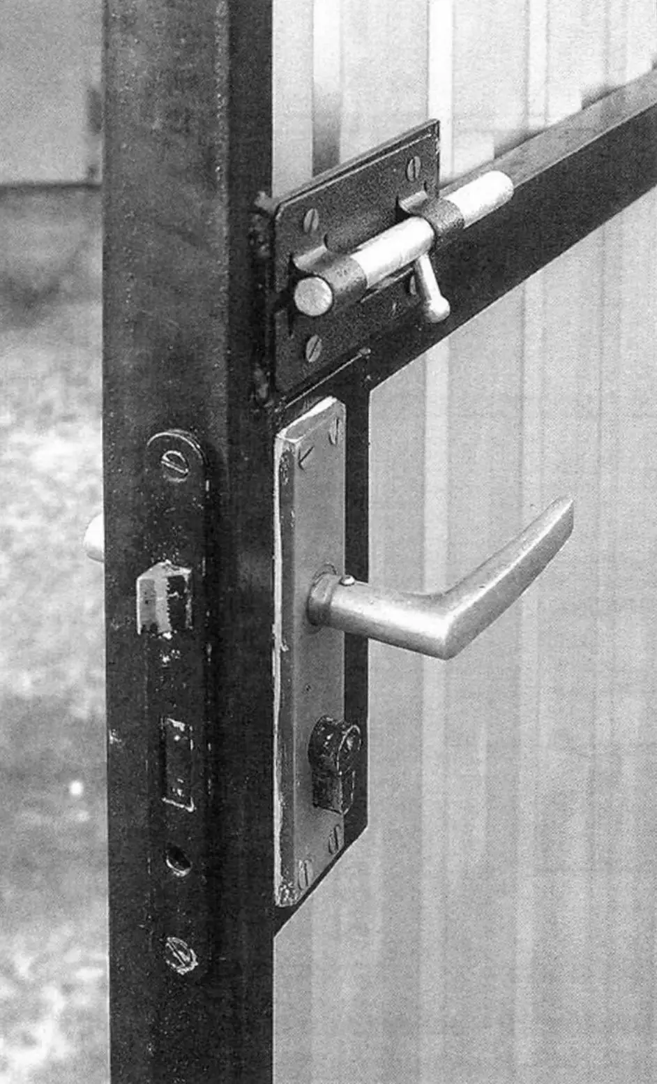 Handle with lock and bolt in gate