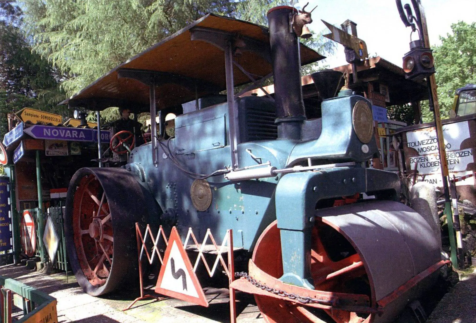 Старинный британский паровой каток компании Babcock and Wilcox