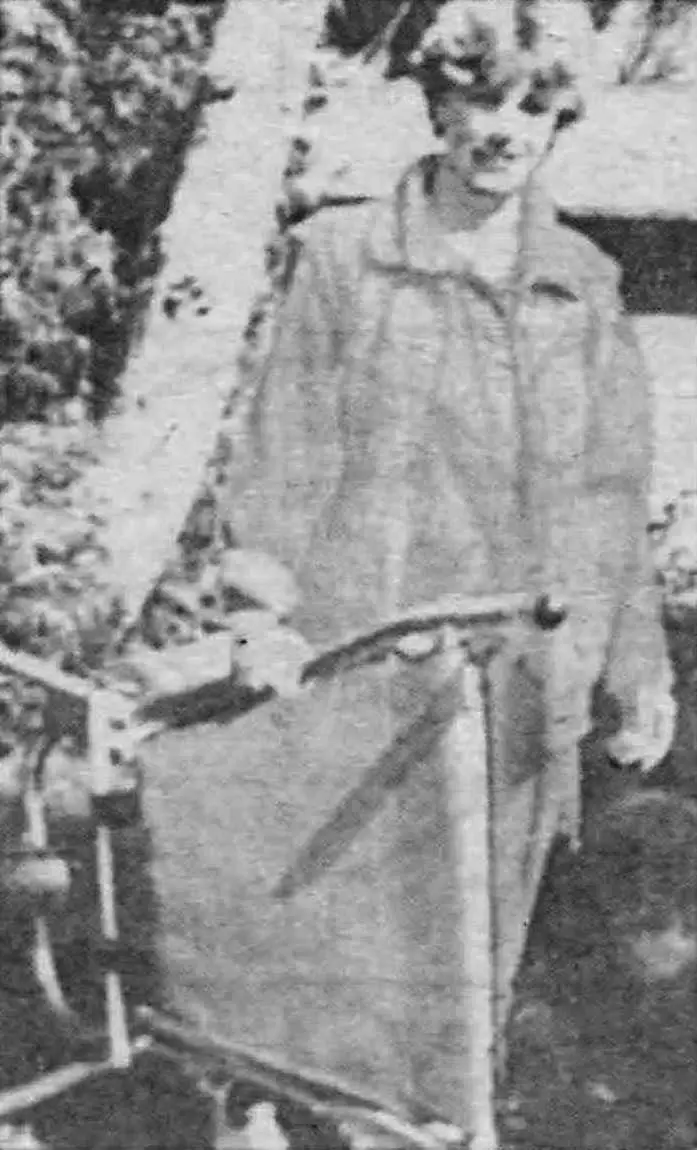 Для виготовлення такої зручної тачки підійде і стара розкладачка.