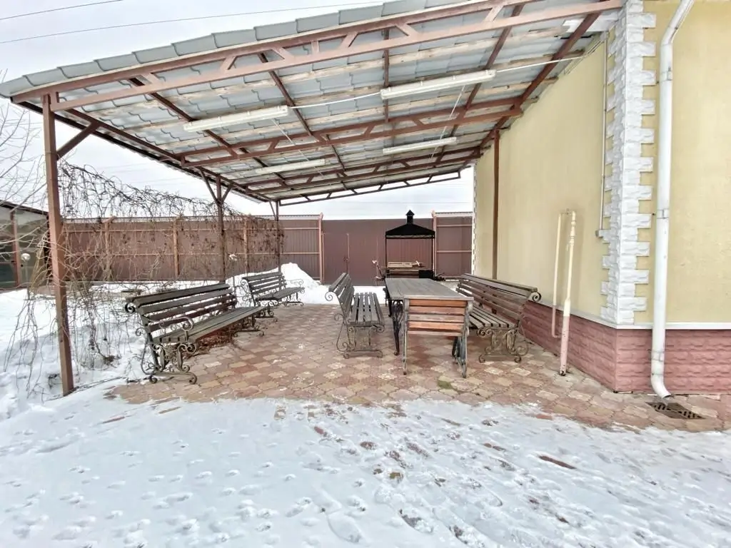 Навес возле дома зимой