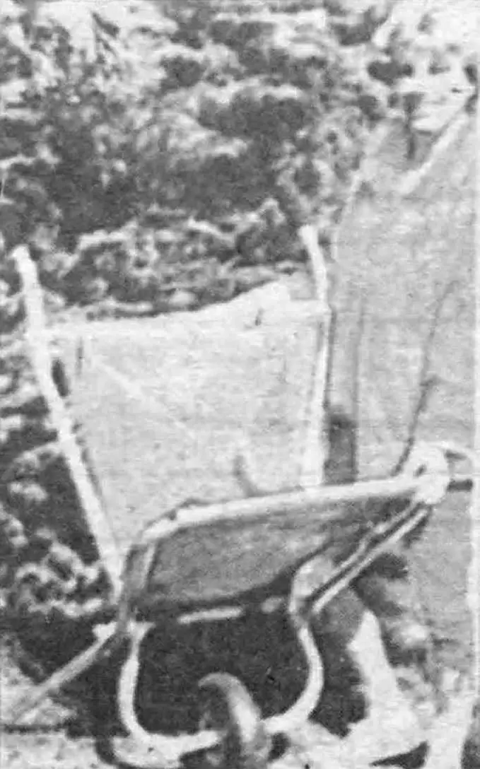 Для виготовлення такої зручної тачки підійде і стара розкладачка.