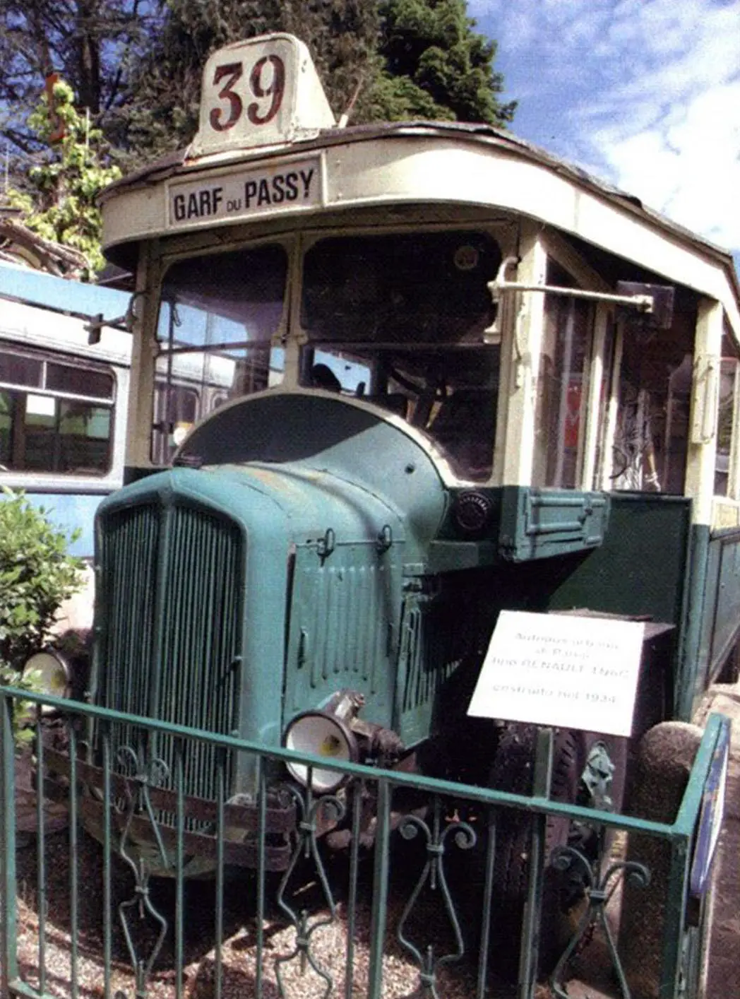 Автобус Renault TN6C 1934 года -такие машины ездили по улицам городов Франции до 1960-х годов