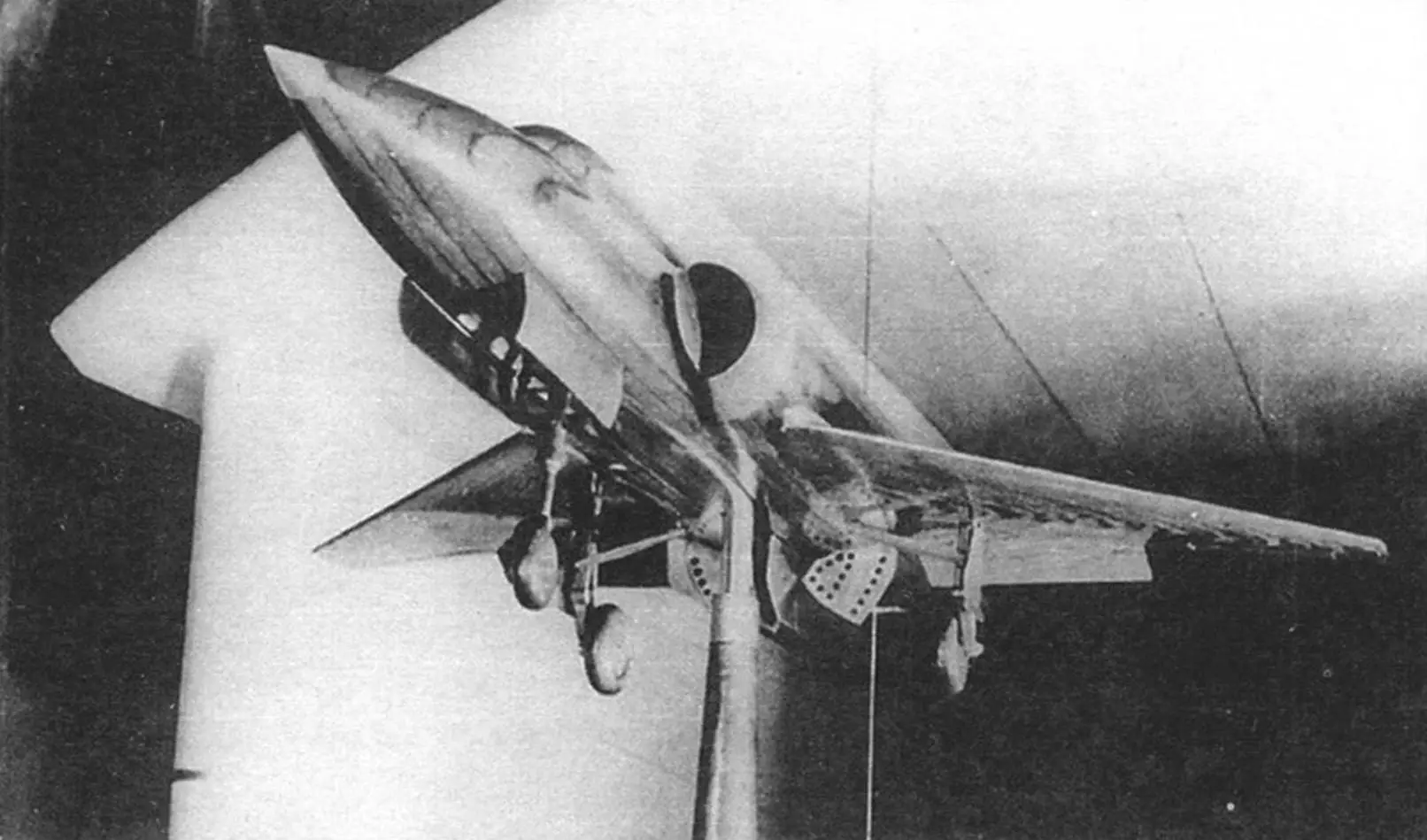 Модель HF-24 в масштабе 1:10 проходит испытания в аэродинамической трубе HAL