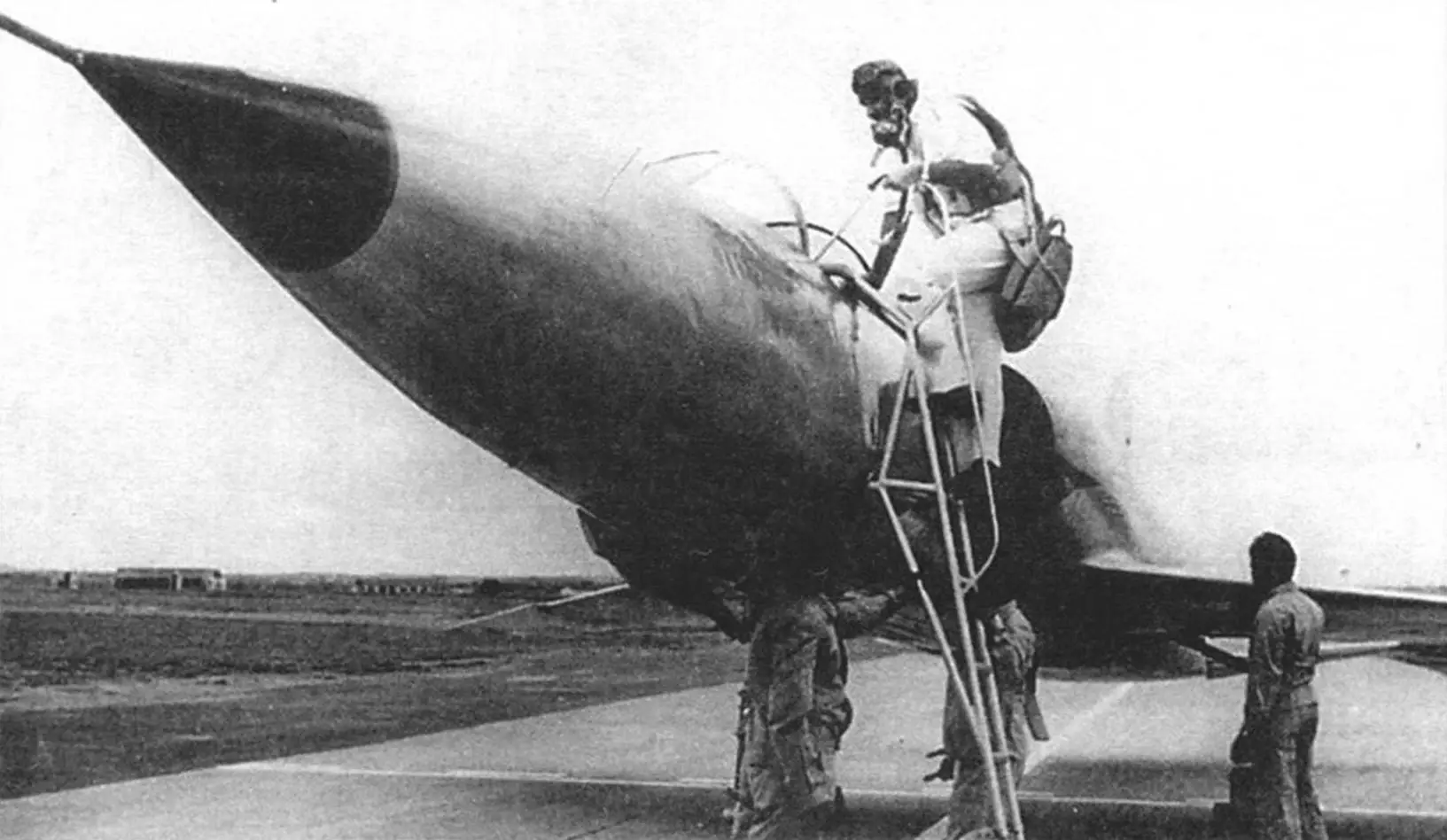 Подготовка к полету планера-аналога HF-24. Шасси и механизация крыла приводились в движение от баллона со сжатым воздухом, но катапульты для летчика не было. Поэтому он поднимается в кабину с обычным парашютом