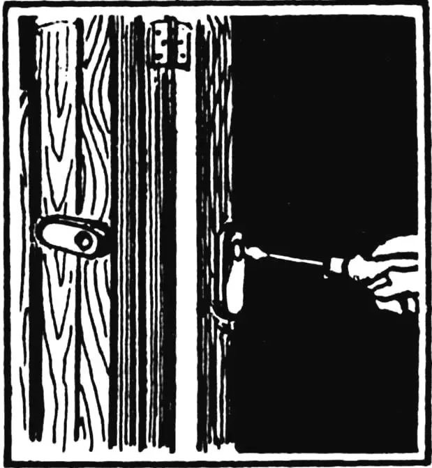 Установка деревянной вертушки для удержания столика в поднятом положении