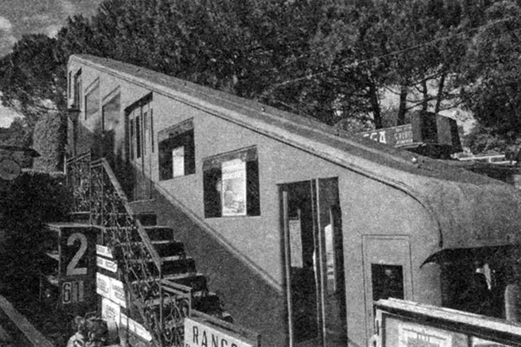 Один из фуникулеров на холме