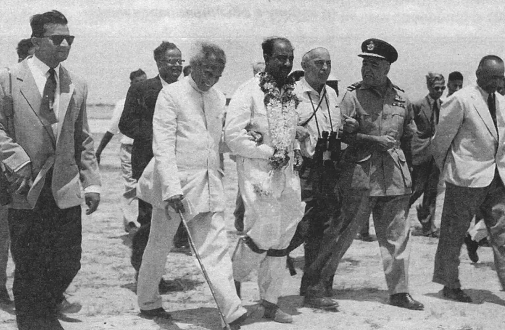 После первого полета HF-24 в июне 1961 года: в центре в летном комбинезоне идет летчик-испытатель Суранджан Дас, справа от него - профессор Курт Танк (с биноклем), слева - министр обороны Индии Кришна Менон (с тростью)