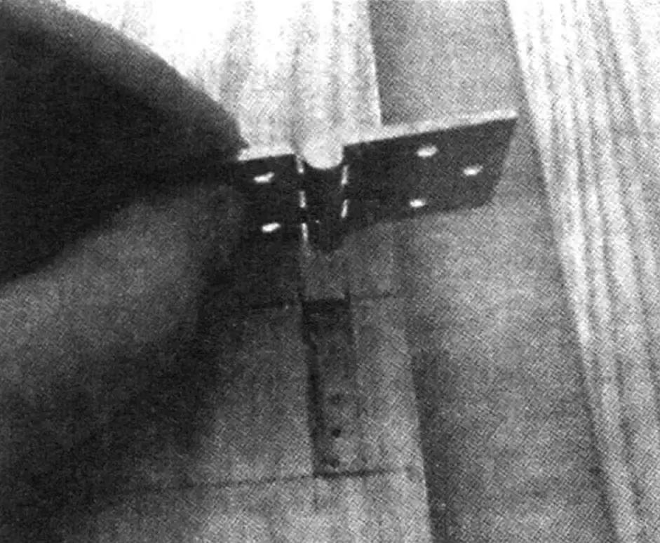 A recess is made in the central part of the tabletop for attaching the hinge from below